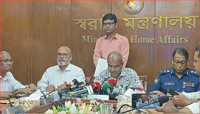 দুর্গাপূজা : ২৪ সেপ্টেম্বর থেকে আইনশৃঙ্খলা বাহিনী মাঠে থাকবে : স্বরাষ্ট্র উপদেষ্টা দুর্গাপূজা : ২৪ সেপ্টেম্বর থেকে আইনশৃঙ্খলা বাহিনী মাঠে থাকবে : স্বরাষ্ট্র উপদেষ্টা