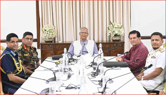 প্রধান উপদেষ্টার সঙ্গে তিন বাহিনী প্রধানের সাক্ষাৎ