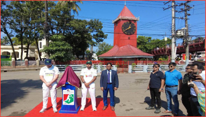 আলী আমজদের ঘড়িঘরের পাদদেশে ক্রিকেট ইতিহাসের নতুন অধ্যায়