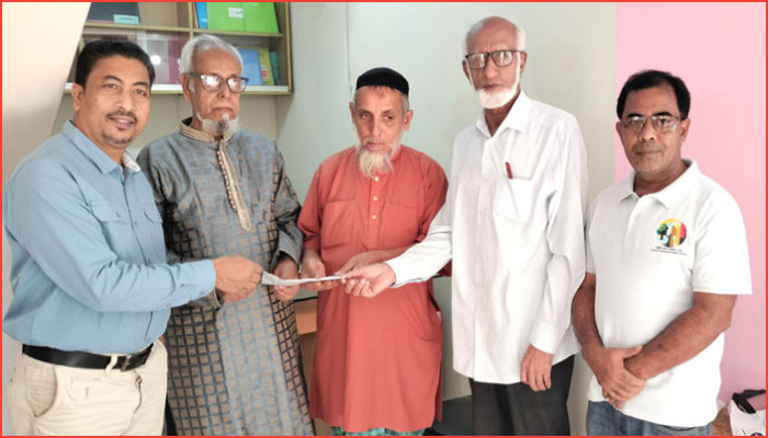 হবিগঞ্জে দৃষ্টি প্রতিবন্ধী পত্রিকার হকার চাঁন মিয়াকে নগদ অর্থ সহায়তা