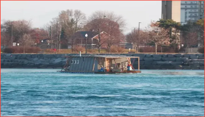 সেন্ট ক্লেয়ার নদীতে হাউসবোটের ভাসমান দৃশ্য অনলাইনে ভাইরাল