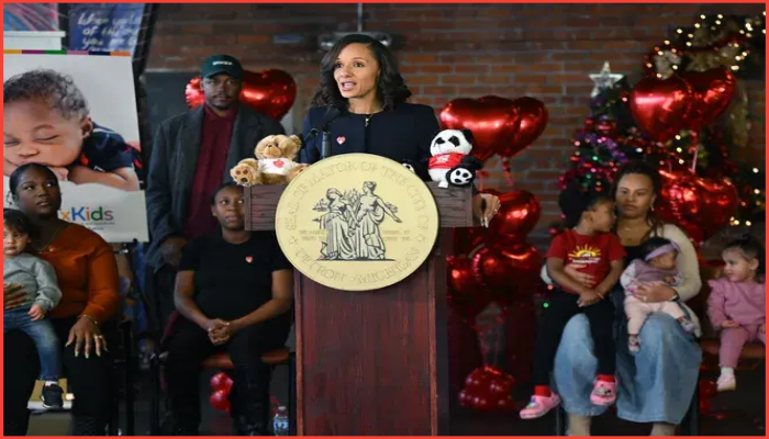 নতুন জন্মের আনন্দের সঙ্গে নগদ সহায়তা, ডেট্রয়েটের সাহসী উদ্যোগ