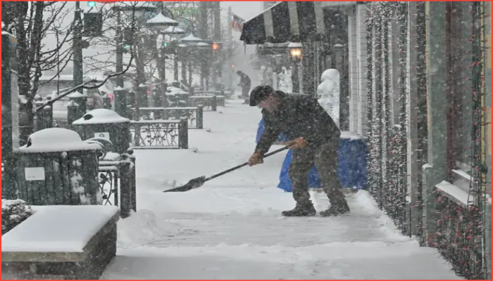 তুষার আর হিমেল হাওয়ায় স্থবির মিশিগানের দৈনন্দিন জীবন