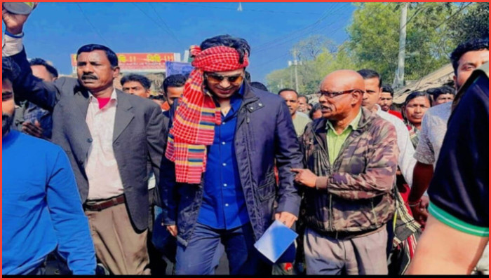 পাতার ফাঁকে ফাঁকে ভোটের স্বপ্ন : চা বাগানে জেগে  উঠছে ধানের শীষ