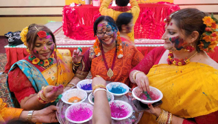 বসন্তের রঙে মিলনের দোলযাত্রা আজ