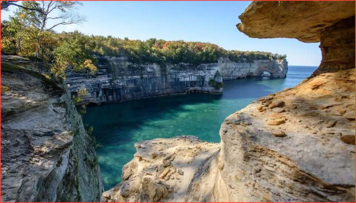 পিকচার্ড রকস ভাঙচুরে চারজনকে জরিমানা ও পার্কে প্রবেশ নিষিদ্ধ