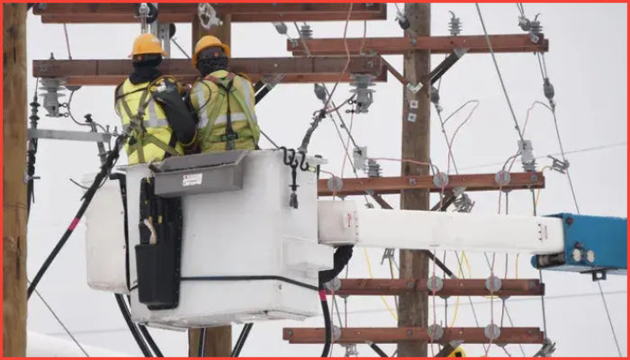 দমকা হাওয়ার তাণ্ডব : ওয়ারেনে বিদ্যুতের তার ছিঁড়ে পড়ায় জরুরি সতর্কতা