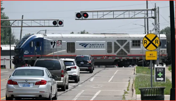 ফার্নডেলে কমিউটার ট্রেনের ধাক্কায় পথচারীর মৃত্যু