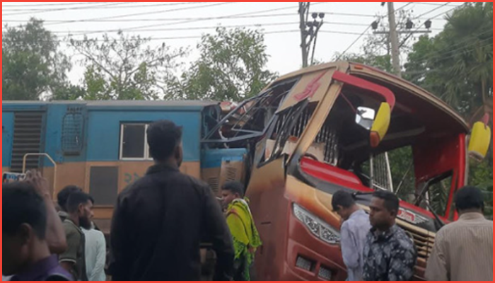 কুমিল্লায় চট্টগ্রাম মেইল ট্রেনের ধাক্কায় বাস দুমড়ে-মুচড়ে, ১২ জন নিহত