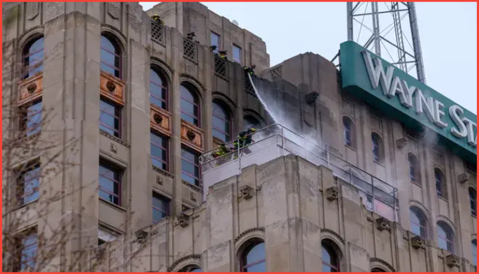 ওয়েইন স্টেট ইউনিভার্সিটির ঐতিহাসিক ভবনে আগুন, ৬৫ দমকল কর্মীর সাড়া