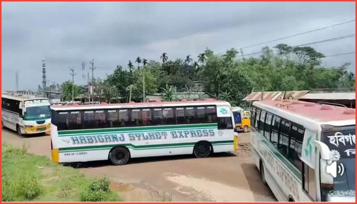 পরিবহন দ্বন্দ্বে অচল ঢাকা সিলেট রুট, শায়েস্তাগঞ্জে অবরোধ