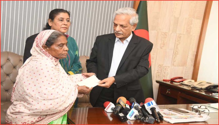 ভবঘুরে নারীর কণ্ঠ জয় করল দেশ, পাশে দাঁড়াল সরকার
