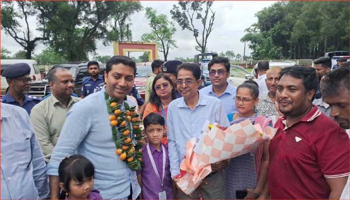বিউটি রানী ইস্যুতে সমালোচনার প্রয়োজন নেই : ববি হাজ্জাজ