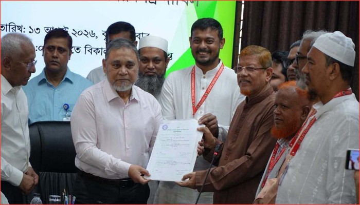 রাষ্ট্রপতি প্রার্থী অলি আহমদের মনোনয়নপত্র ইসিতে জমা