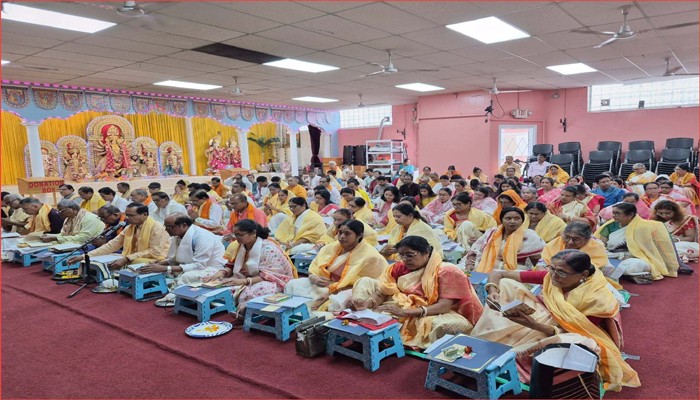 ১০৮ কণ্ঠে সমবেত গীতা পাঠে মুখরিত ডেট্রয়েট দুর্গা টেম্পল