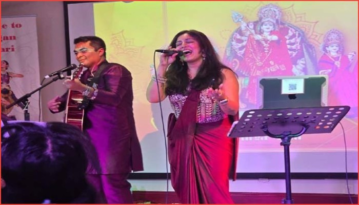 গানে গানে মিশিগান কালীবাড়ির দুর্গোৎসব মাতালেন মহুয়া-শমিত
